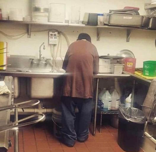 Тя дала на бездомен да работи в ресторанта й в замяна на храна. Той се оказал със златно сърце