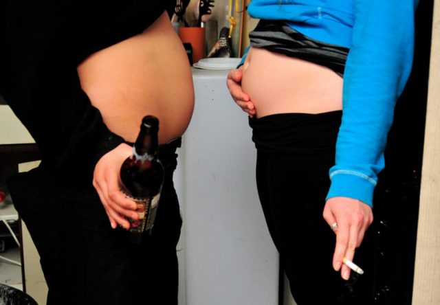 бременни жени пият и пушат