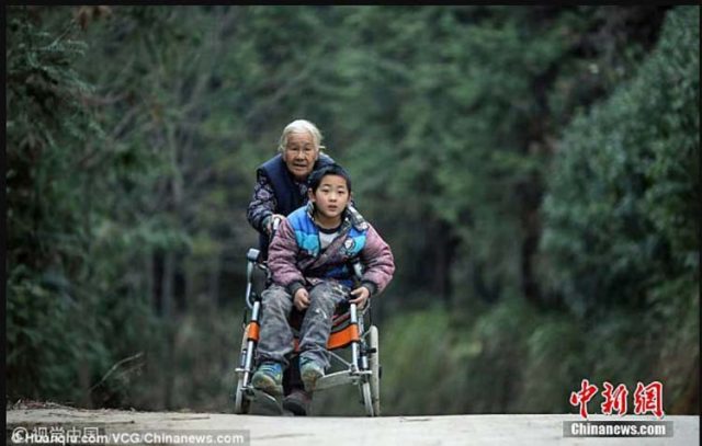 76-годишна баба всеки ден преминава по 24 км, за да докара внука си инвалид на училище