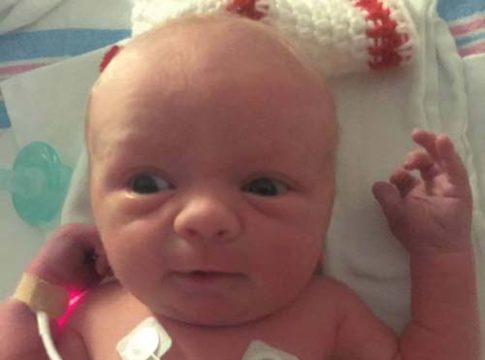 Лекарите им казали, че бебето им няма да оцелее. Бащата обаче видял „Божие чудо“ Лекарите им казали, че бебето им няма да оцелее. Бащата обаче видял "Божие чудо"