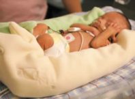 Майката закрила недоносения си син с ръкавица. На сутринта лекарите не повярвали на очите си