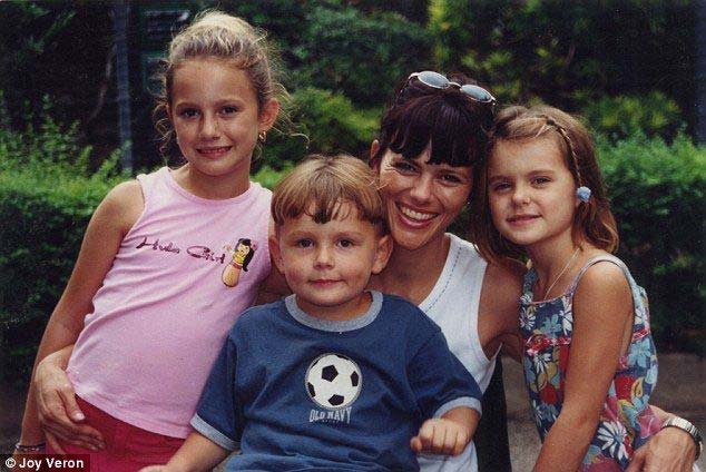 През 1999 г майка на име Джой Верон спасила децата