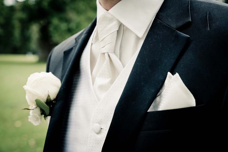 Младоженецът вече обличал сватбения си костюм когато от джоба на