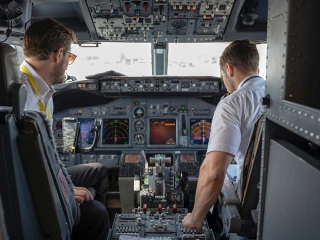 Защо не е нужно да ръкопляскате на пилота при кацане на самолета?