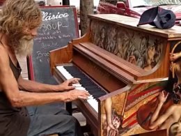 Бездомникът седнал на улично пиано и всички замлъкнали. Това променило живота му (видео)