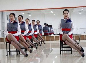Увисна ми челюстта, когато разбрах пред какво обучение преминават китайските стюардеси (видео)