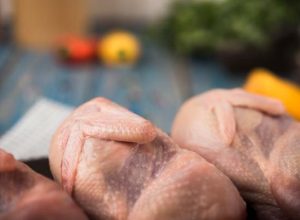 Позната, работеща в птицеферма, ме посъветва: „Не купувайте пилешко“