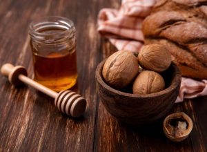 Ето какво се случва с тялото ви, ако ядете мед с орехи: