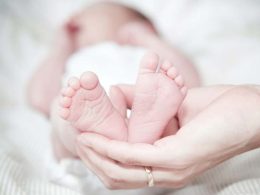Сурогатна майка родила близнаци, но биологичните родители отказали да ги вземат!