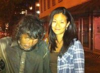 10 г. тя снимала бездомни хора. Но щом видяла този мъж до кофите, не повярвала на очите си