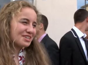 Тази абитуриентка трогна цяла България с роклята си (видео)